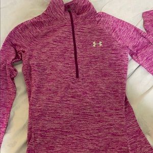 Underarm long sleeved sports shirt.